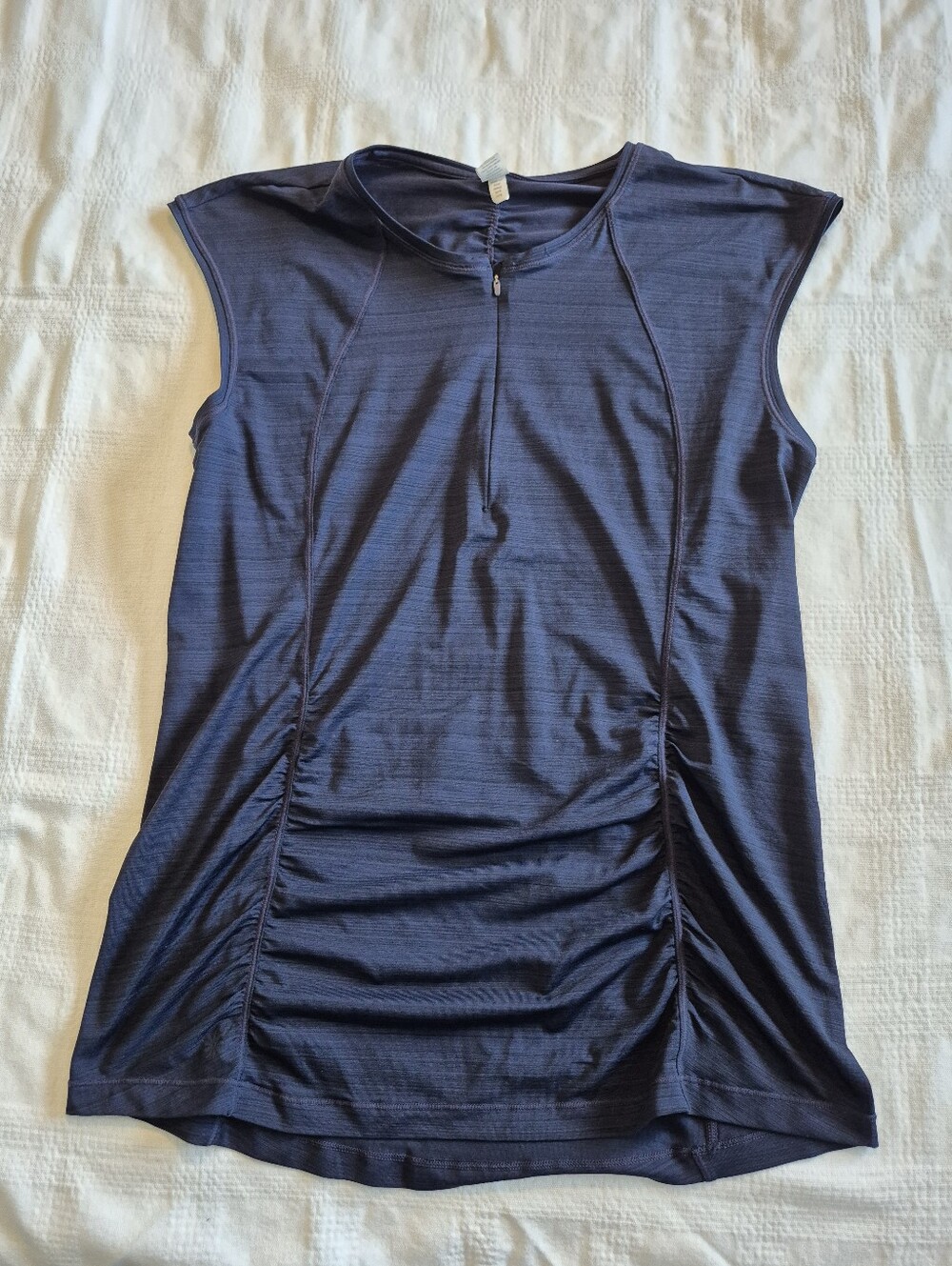 Athleta L tank top is a navy blue Pacifica Illume UPF model side ruching VGUC
